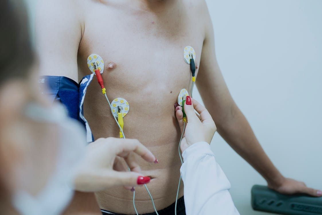 A home sleep test is a simple respiration monitor that tracks your breathing. (Photo by Isabella Mendes/pexels)